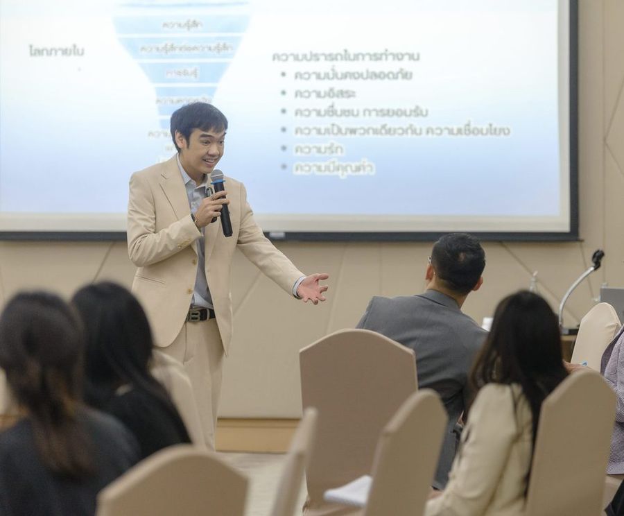 นพ. ณัฎฐชัย รำเพย (หมอวอป) ขณะบรรยาย